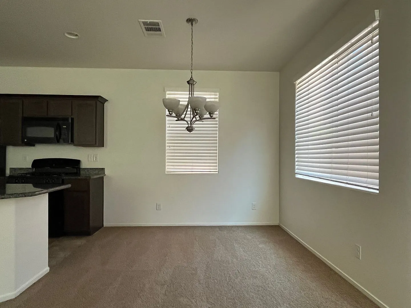 Lovely 2 story home with 3 large bedrooms, 2.5 baths and a 2 car garage. — Photo 3