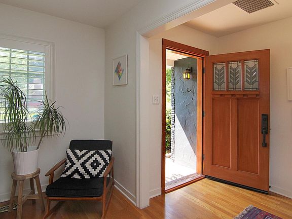 4th image of 1652 Collingwood Ave