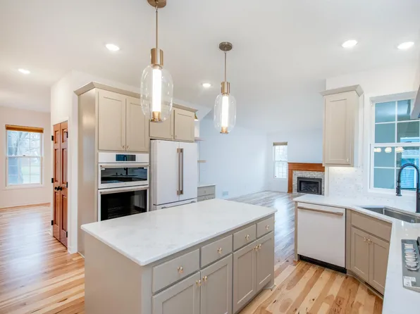 2498 Pond Cir E, Mendota Heights, MN 55120