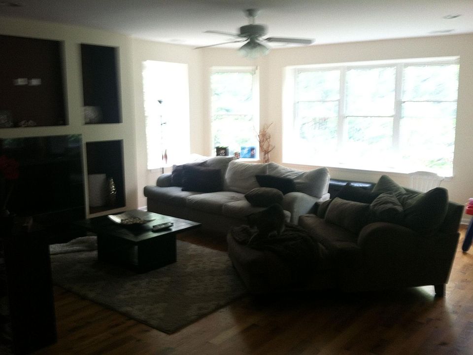 2nd image of 6121 N Washtenaw Ave APT 2