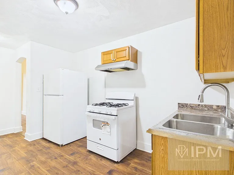 410-412 S George St — Photo 10