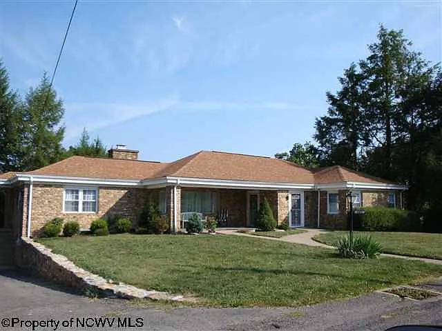 465 Rotary St photo 1