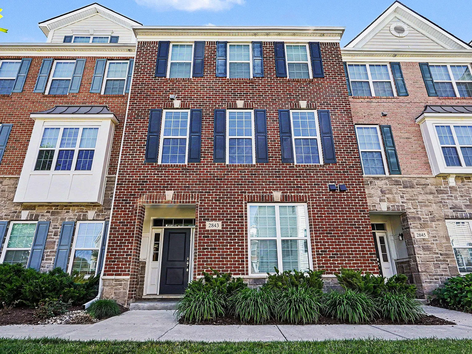 3 bed, 2.5 bath, 1952 sqft, $3,700 — Photo 3