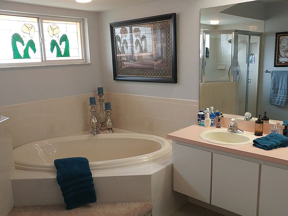 Master w/Sep. Shower & Tub