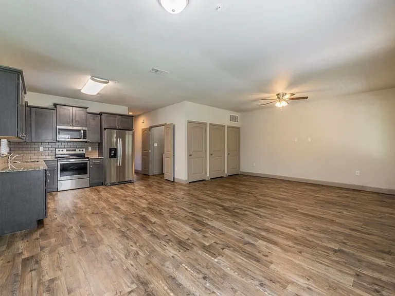 512 E Akard St #400 — Photo 7