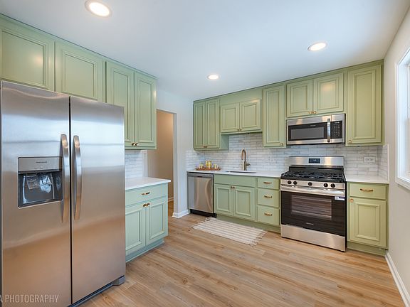 3rd image of 305 E Country Dr