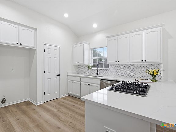 5th image of 312 Debora Dr