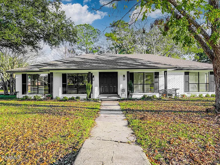 101 Van Dyke Ct — Photo 1