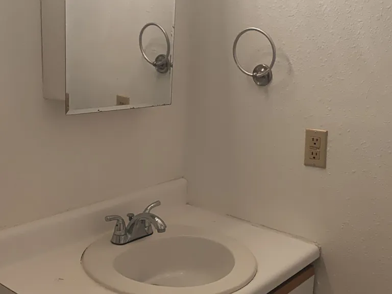 Fifth Avenue Apartments — Photo 16