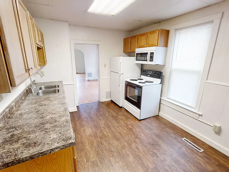 2409 W 9th St — Photo 9