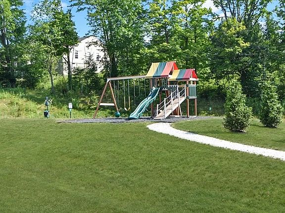 3rd image of 11 Pine Ave