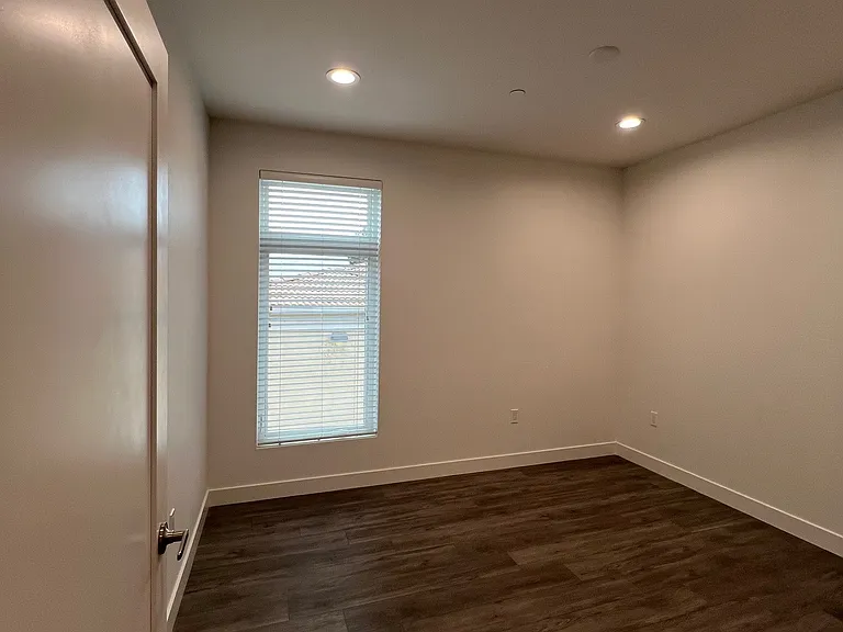 Glenoaks Residences — Photo 37