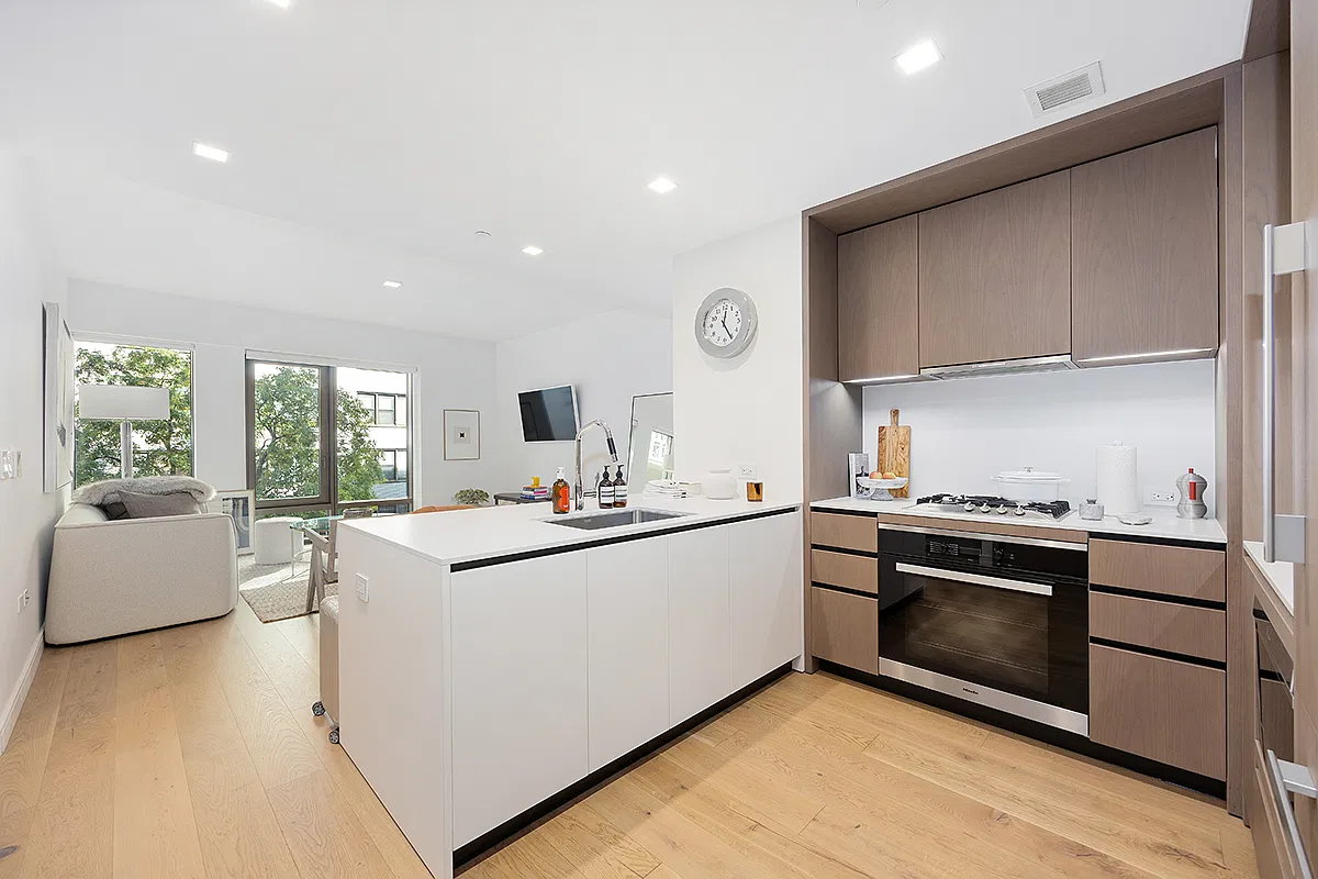 200 East 21st Street — Photo 2