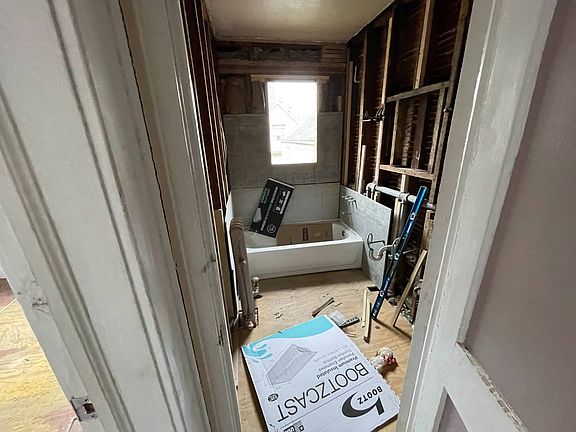 5th image of 127 Hale Ave