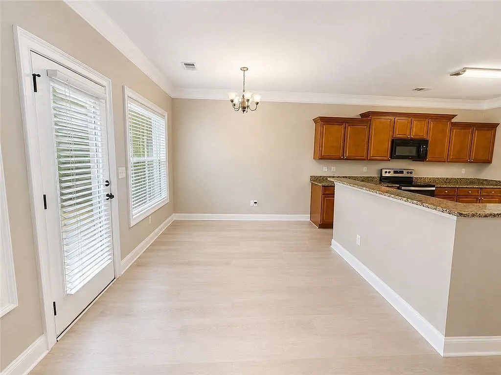 5 bed, 4.0 bath, 2800 sqft, $3,000 — Photo 3
