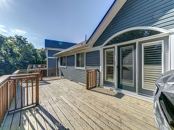 4th image of 32 Green Briar Dr