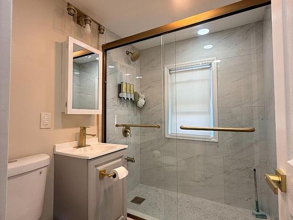 4th image of 936 Stuyvesant Ave Floor 3