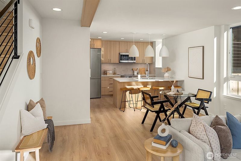 5th image of 2534 30th Avenue W