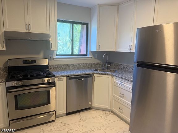 3rd image of 910 N Oaks Blvd