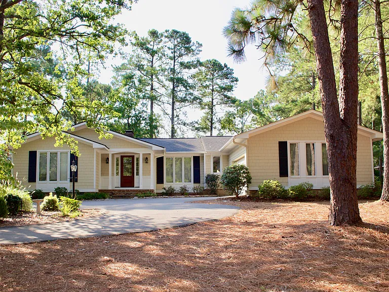 940 Saint Andrews Dr — Photo 1
