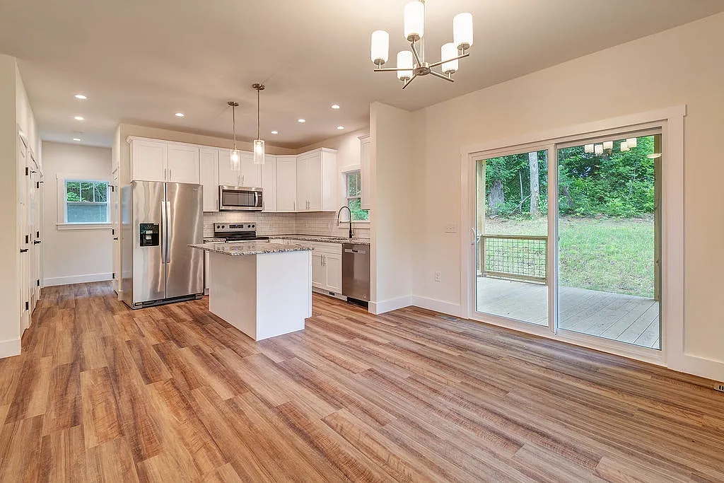 204 Cascade Ridge Road — Photo 2
