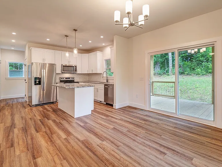 204 Cascade Ridge Rd — Photo 2
