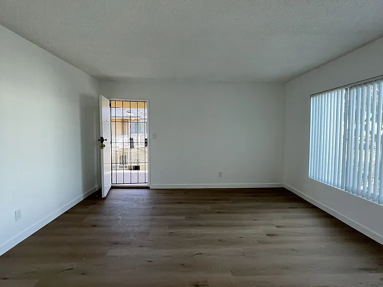 Van Ness Apartments — Photo 19