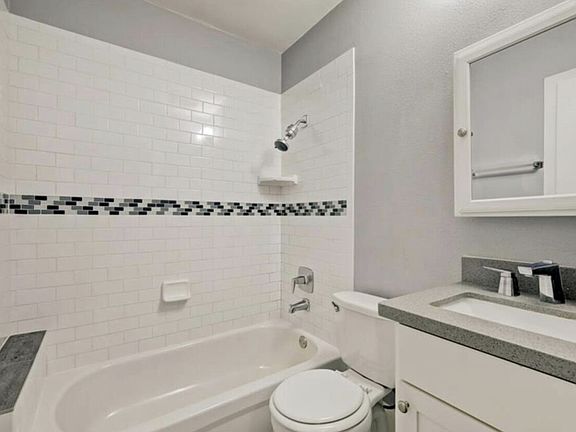 3rd image of 1011 E 6th 1/2 St APT 3