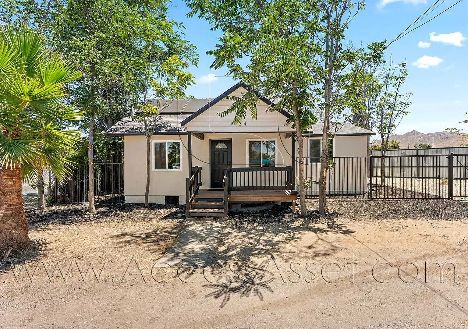 Comfortable 3 Bedroom Home with Private Backyard in Riverside — Photo 1
