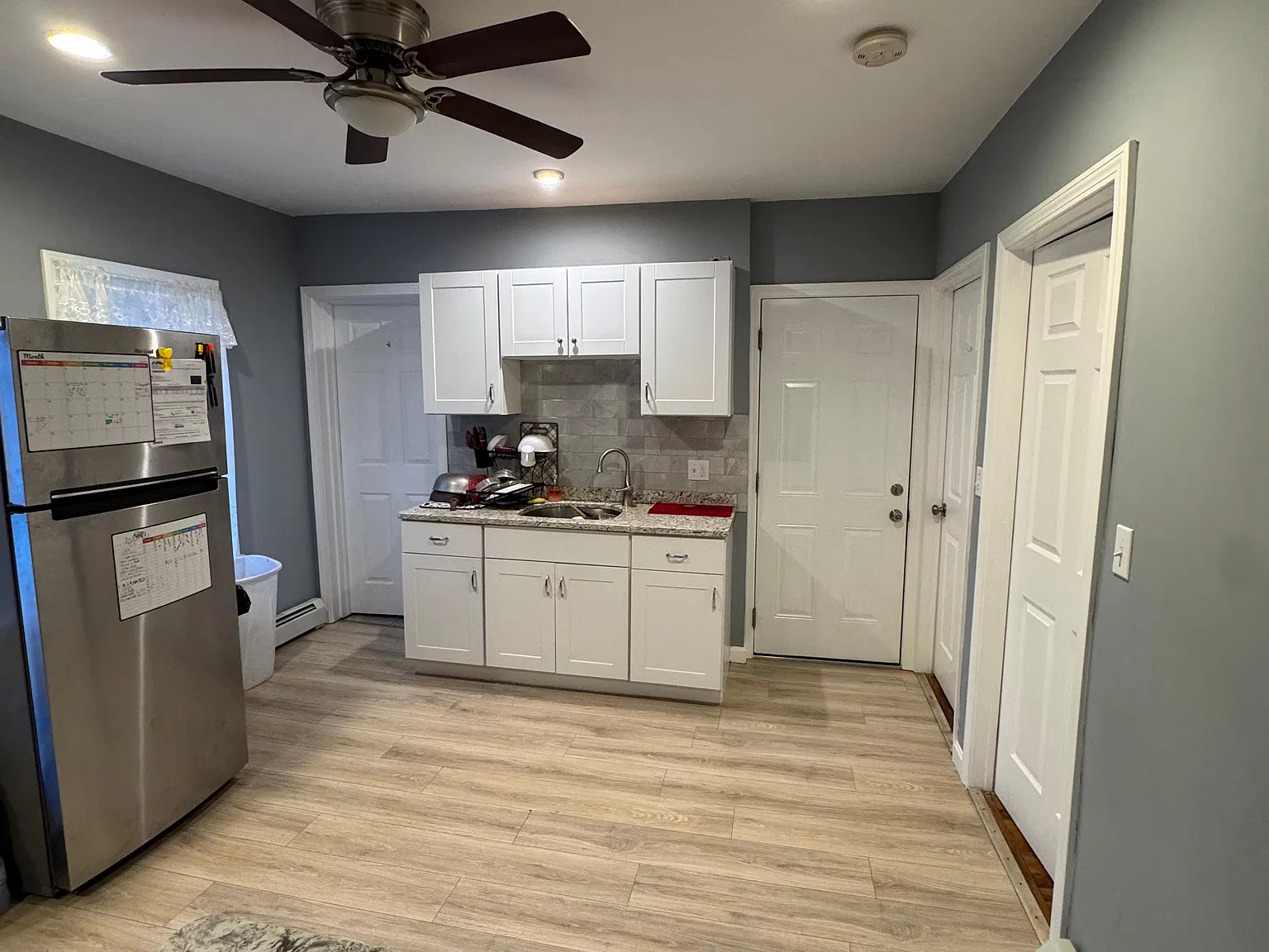 3 bed, 900 sqft, $2,300 — Photo 2