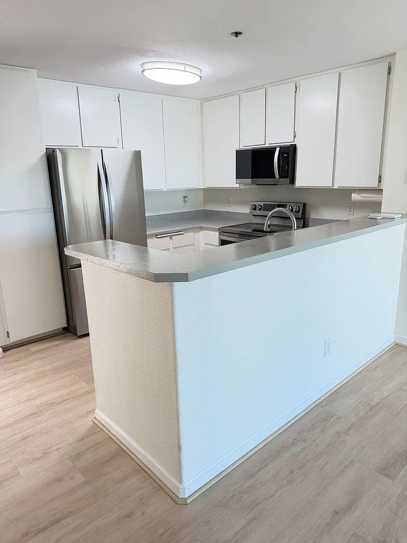 Lovely Top Floor Condo Available Now — Photo 4