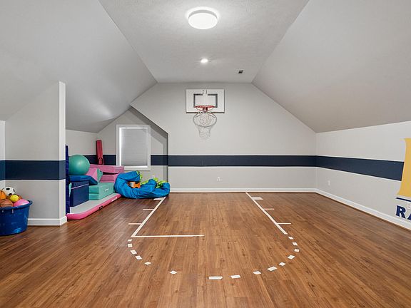 3rd image of 409 Holly Ln