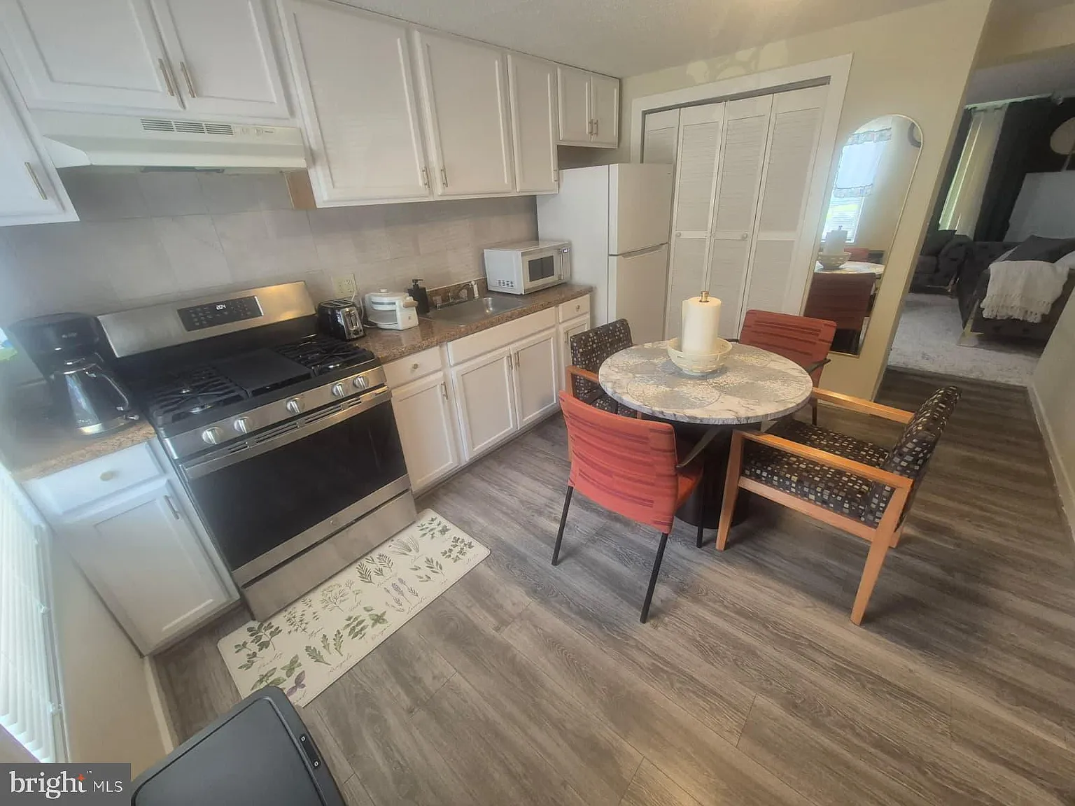 2 bed, 812 sqft, $2,100 — Photo 1