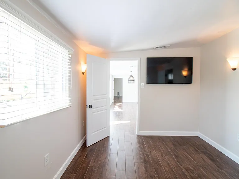 4633 E Devonshire Ave — Photo 25
