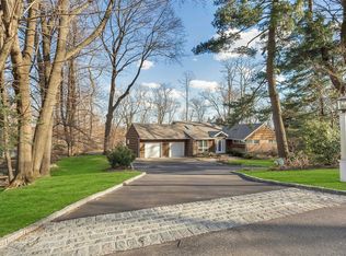 90 Dogwood Ave, Roslyn, NY 11576