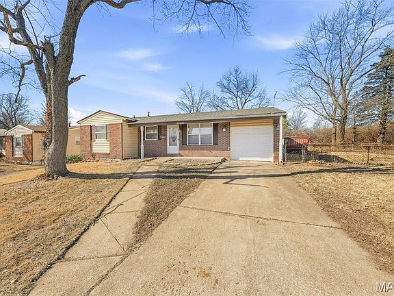 3rd image of 10557 Castle Dr