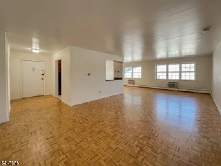 135 S Maple Ave — Photo 3