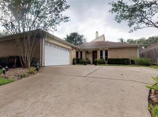11402 Meadow Lake Dr, Houston, TX 77077