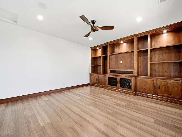 825 Gonzales St — Photo 14