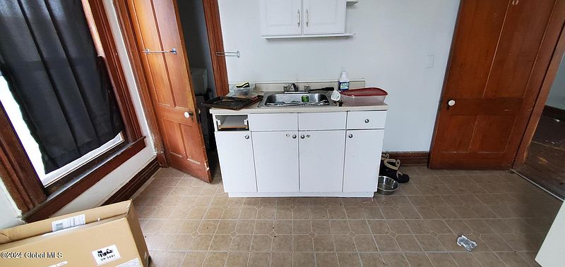4th image of 161 Champlain Avenue