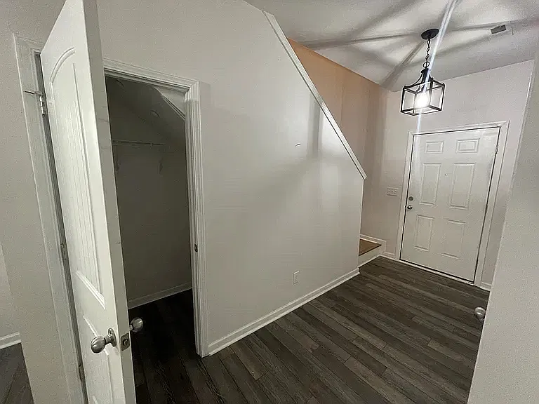 3 bed, 2384 sqft, $2,400 — Photo 4