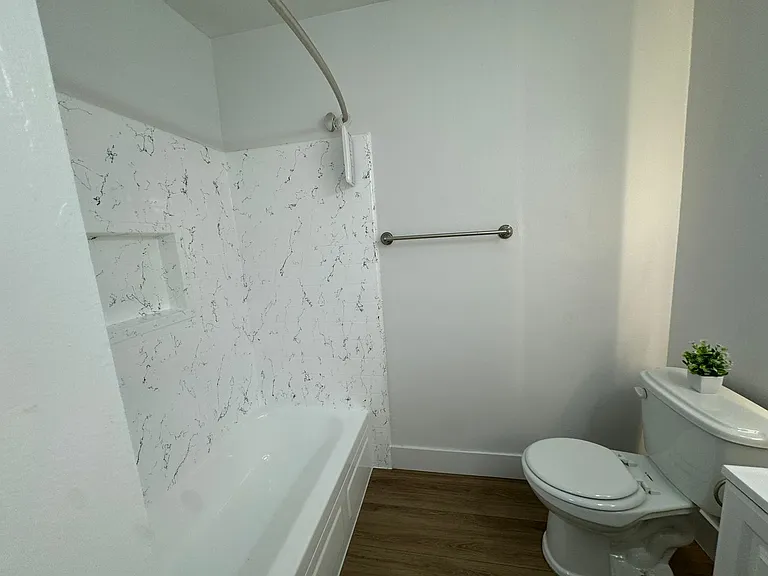 14220 Burbank Blvd — Photo 36