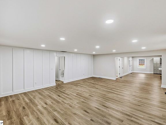 5th image of 303 Watson Rd