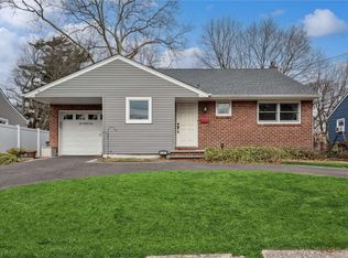 121 Glen Rd, North Babylon, NY 11703