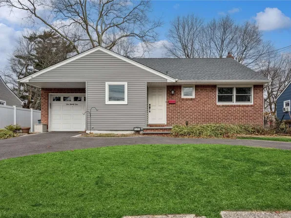 121 Glen Road, North Babylon, NY 11703