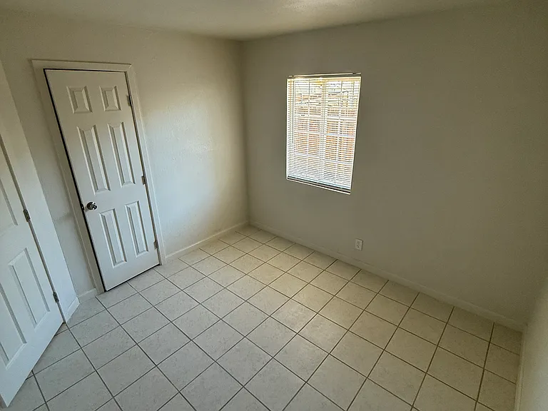 139 W Tyler St #B — Photo 5