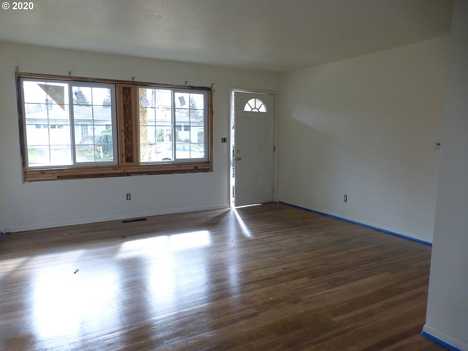 2nd image of 18029 SE Lincoln St