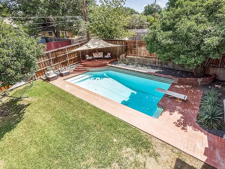 9805 Estate Ln — Photo 3