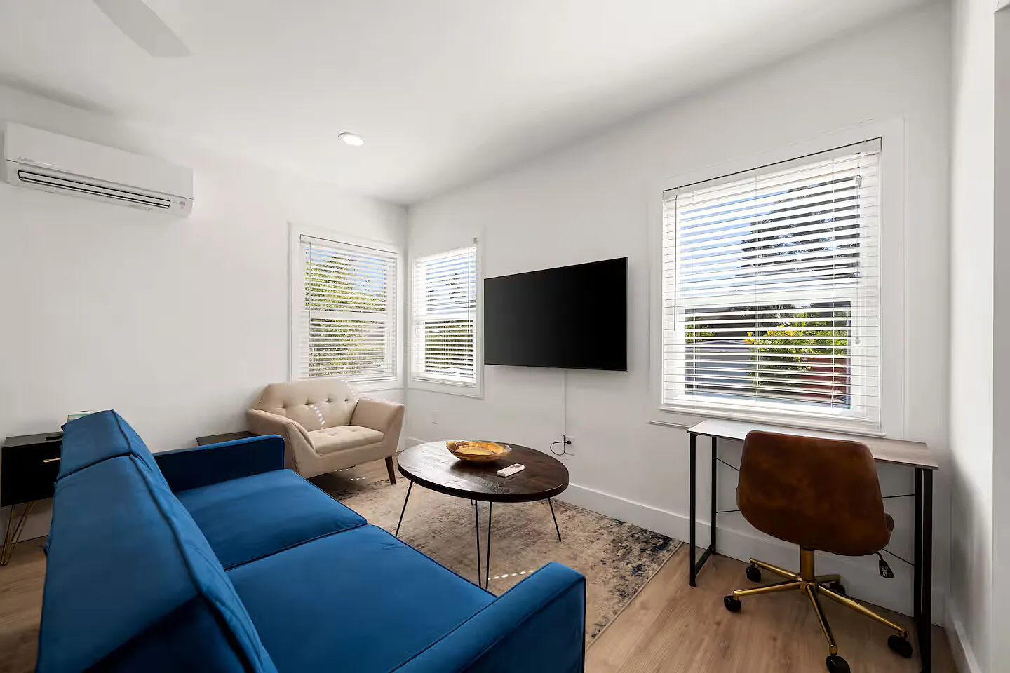 1 bed, 359 sqft, $2,139 — Photo 2