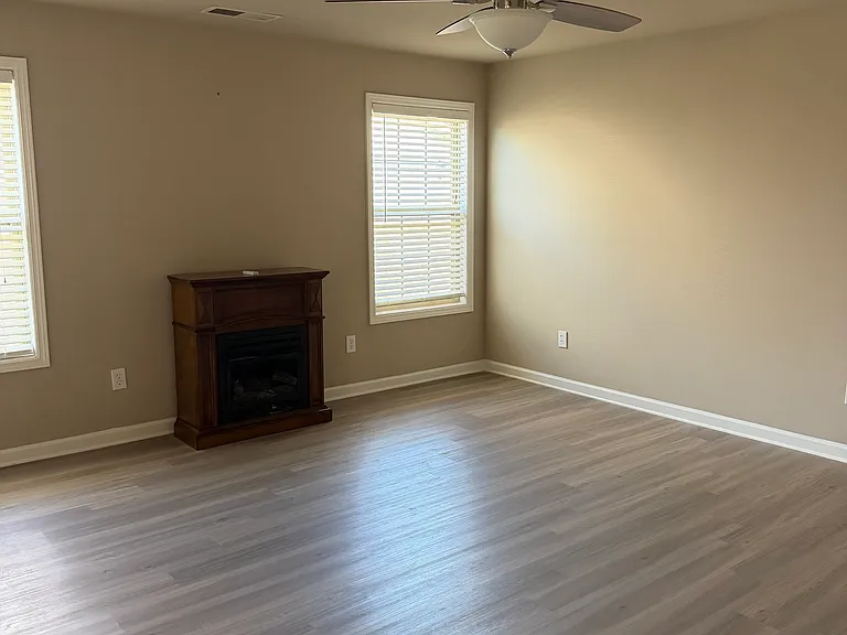 2419 Belltown Dr SW — Photo 4